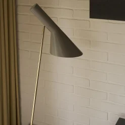 AJ gulvlampe, brass/warm grey