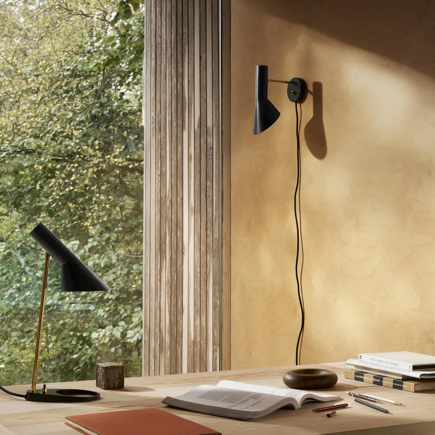 AJ væglampe, brass/black