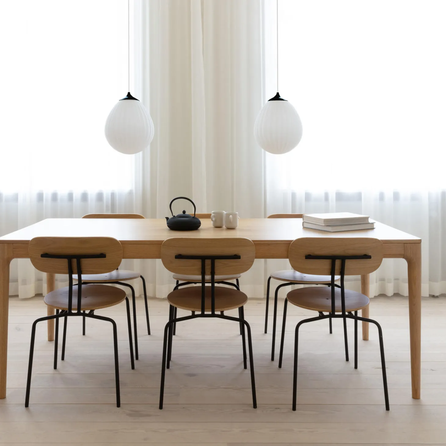 Around The World Pendant, black/white