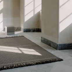 Awakened Mind gulvtæppe, charcoal