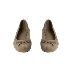 Ballerina, dark sand