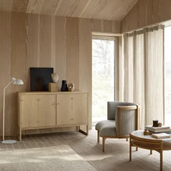 BM0057 skænk, hvidolieret eg