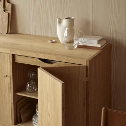 BM0057 skænk, olieret eg