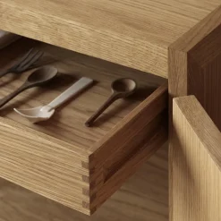 BM0057 skænk, olieret eg