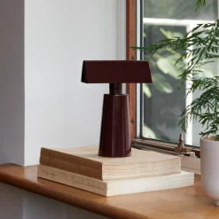 Caret MF1 transportabel bordlampe, dark burgundy