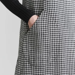 Chesu ærmeløs kjole, black/ivory pepita