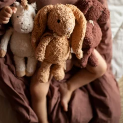 Den lyttende kanin med kappe