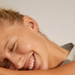 EDDY recycled små huggie hoop øreringe, guldbelagt