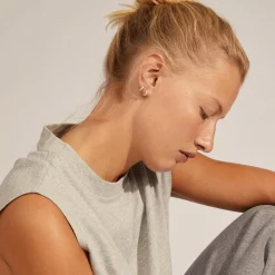 EDDY recycled små huggie hoop øreringe, sølvbelagt