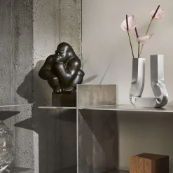 Gorilla figur Hovedet hvilende på hånden