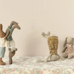 Hare str. 1 med t-shirt og shorts, chokoladebrun