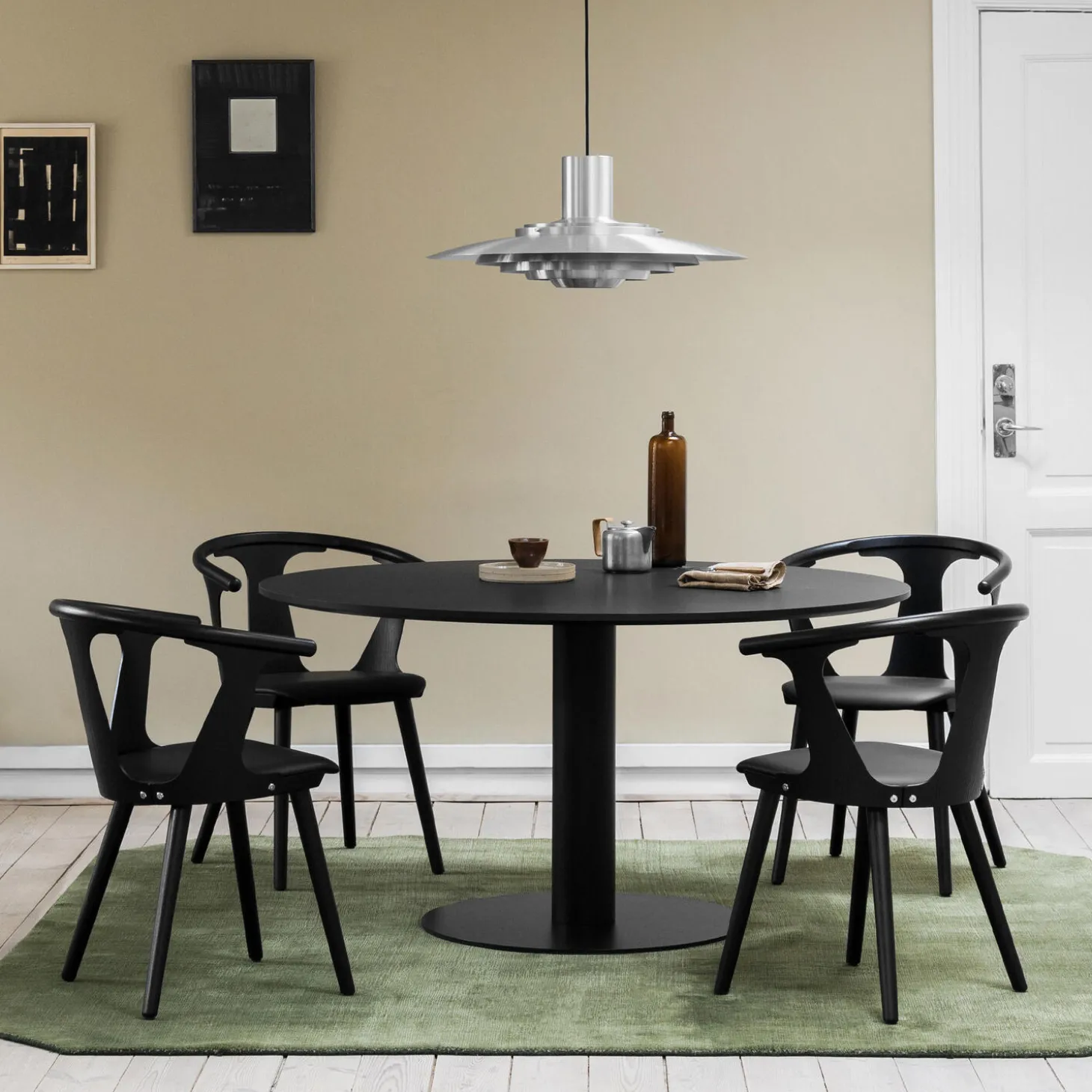 In Between SK12 bord, sort