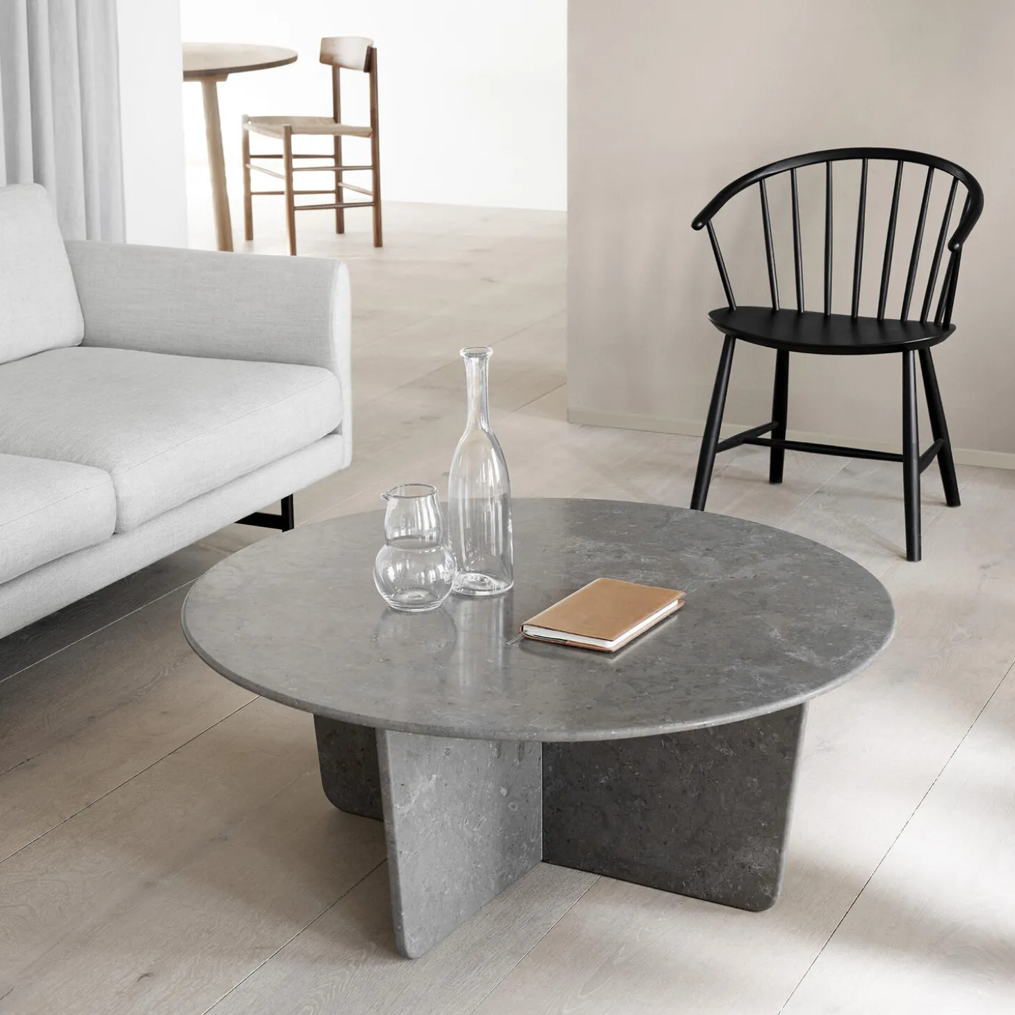 J64 spisebordsstol, sort ask