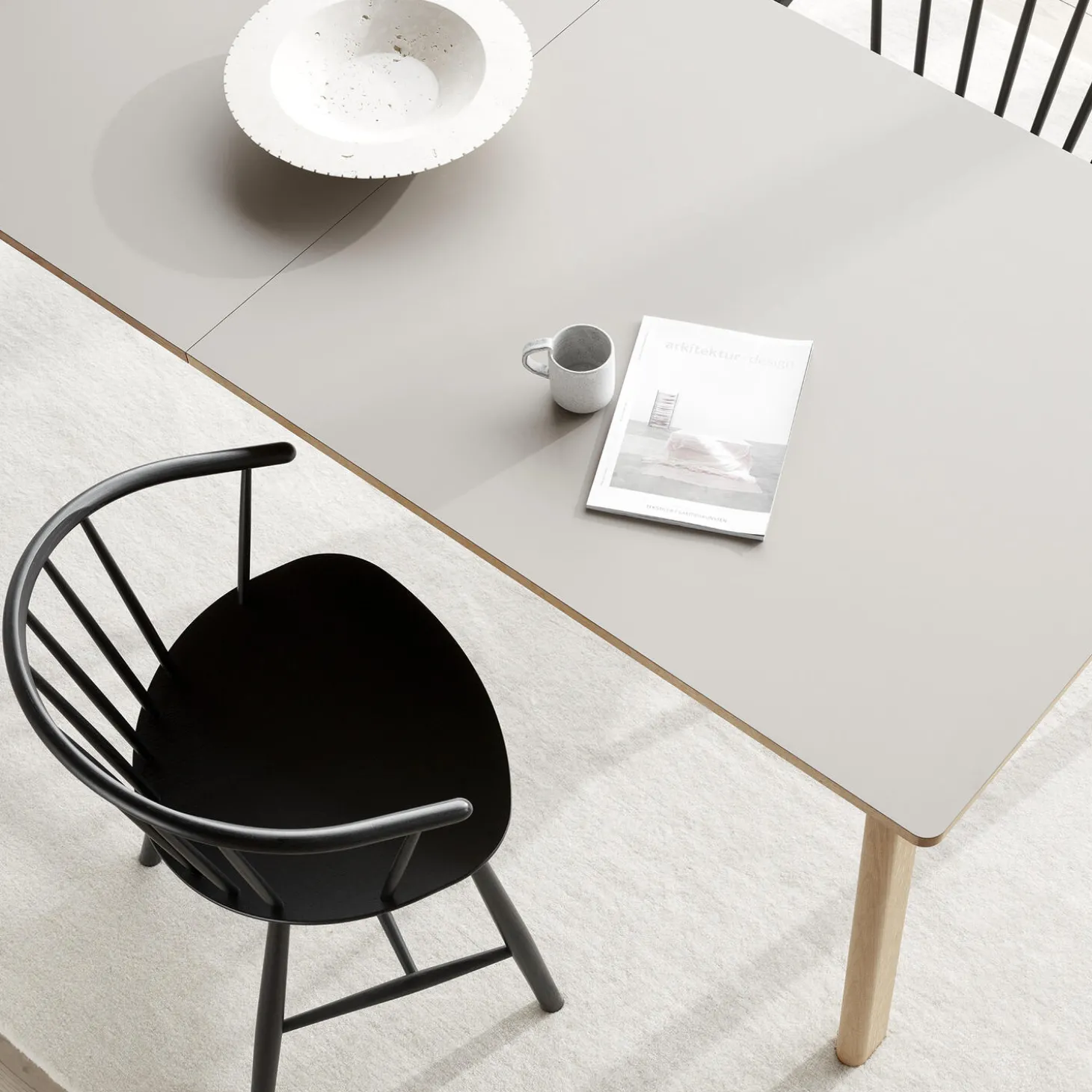 J64 spisebordsstol, sort ask