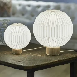Le Klint 375 bordlampe med papirskærm, lys eg
