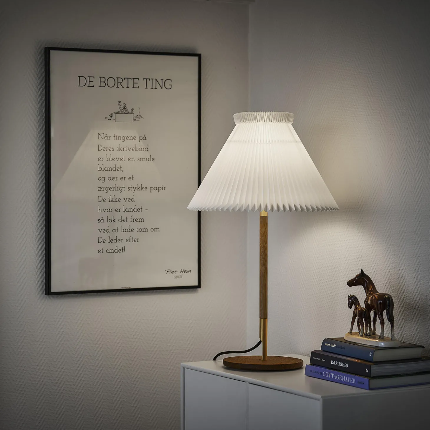 Le Klint 328 bordlampe med papirskærm, røget eg