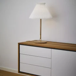 Le Klint 328 bordlampe med standardskærm, sæbebehandlet eg