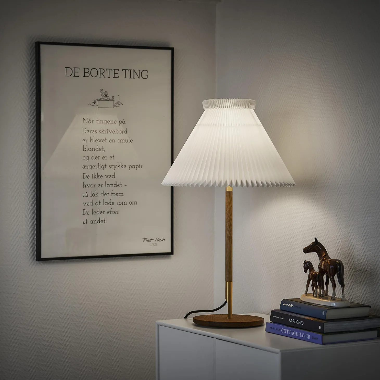 Le Klint 328 bordlampe med standardskærm, røget eg