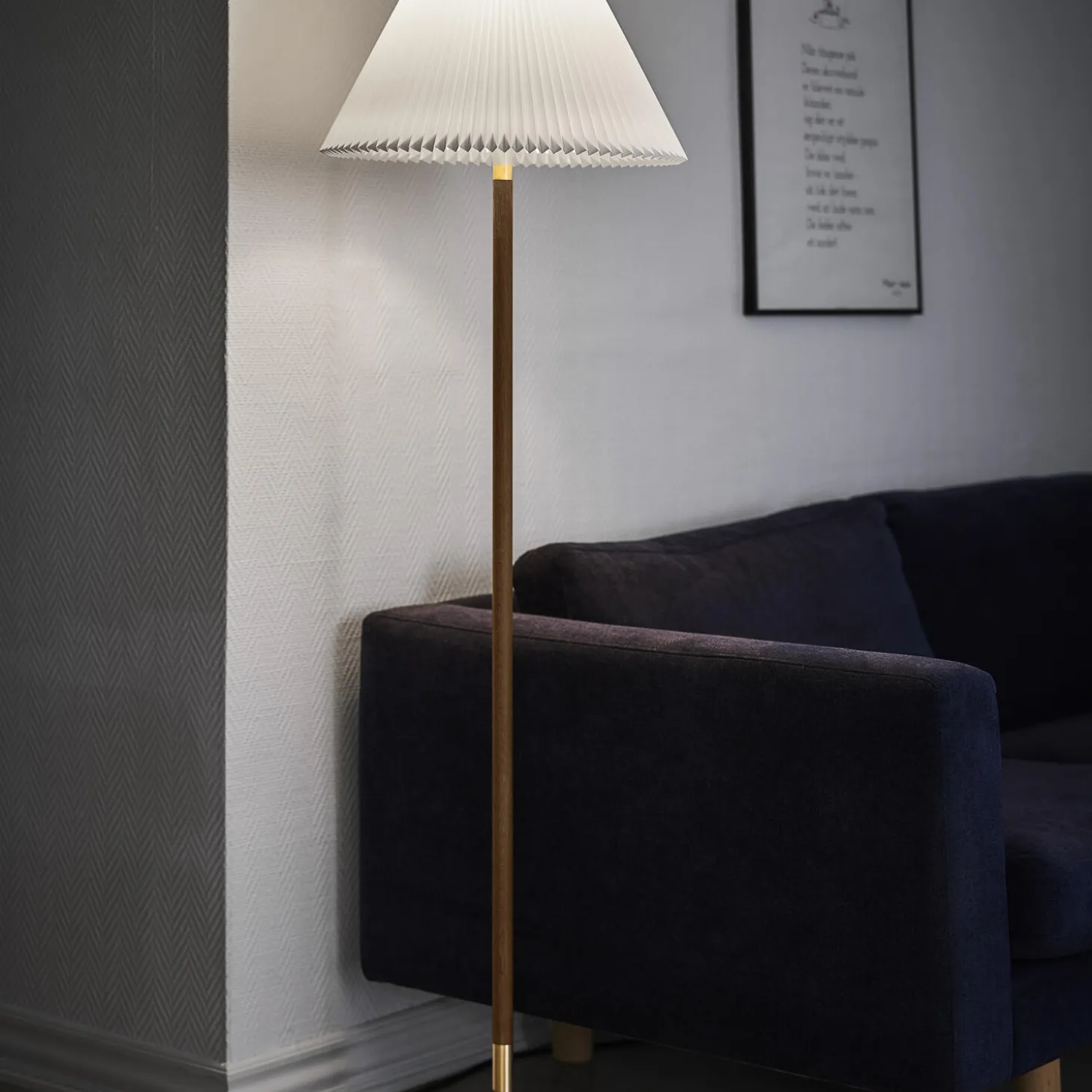 Le Klint 328 gulvlampe med papirskærm, røget eg