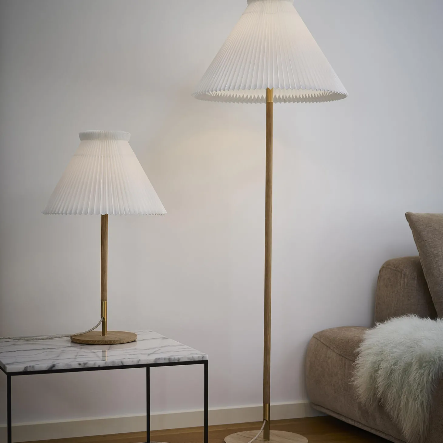 Le Klint 328 gulvlampe med standardskærm, sæbebehandlet eg