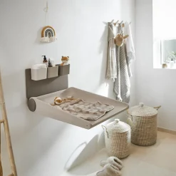 Leander Wally™ væghængt puslebord, cappuccino