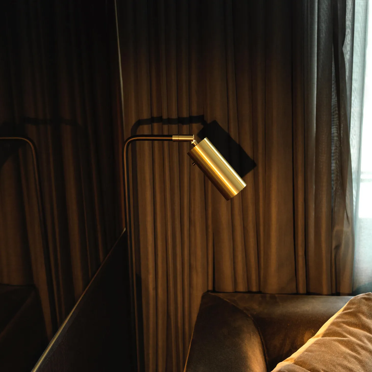 Lektor Floor Lamp, black/brass