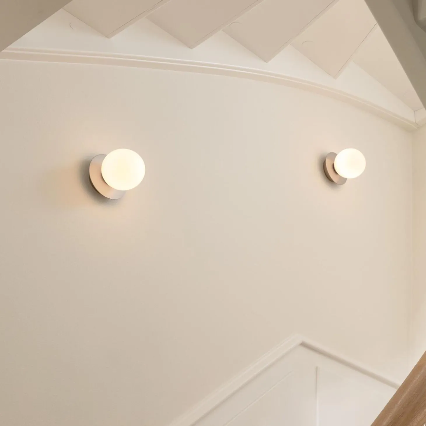 Liila 1 Small Wall Lamp, light silver/opal