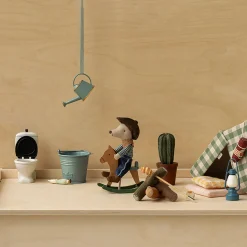 Lillebror cowboymus på gyngehest