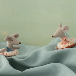 Lillesøster strandmus med badering, flower