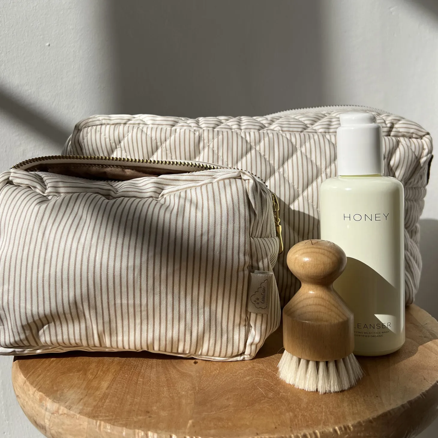 Makeup pung, classic stripes camel