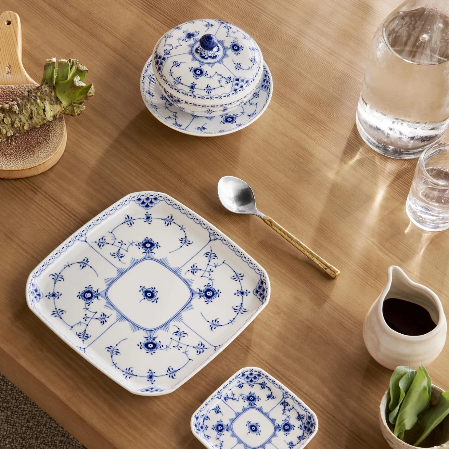 Musselmalet Halvblonde skål med låg og underkop 30 cl