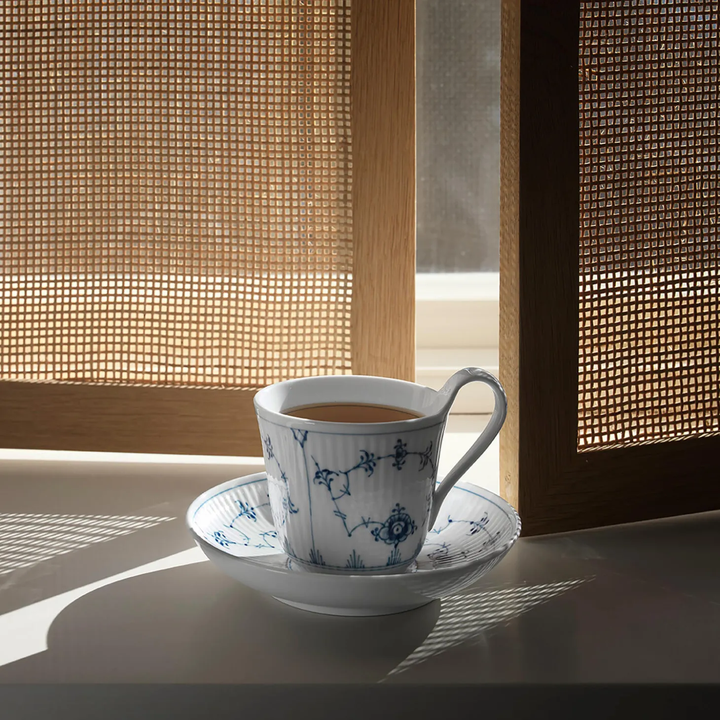 Musselmalet Riflet højhankskop og underkop 24 cl