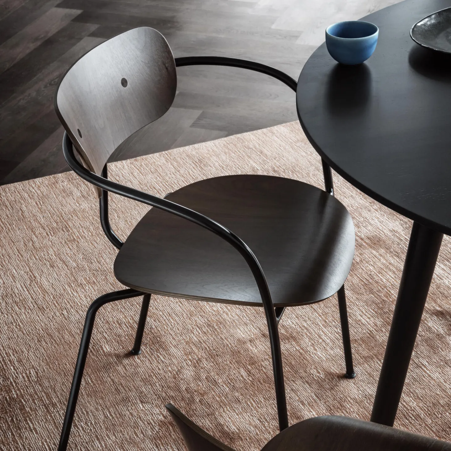 Pavilion AV1 stol, valnød/sort