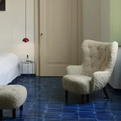 Petra VB3 Lounge Chair, Sheepskin Moonlight/oiled walnut