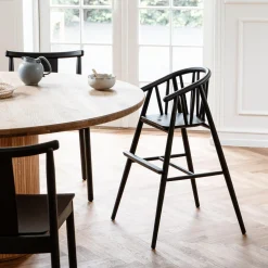 Saga højstol, sortlakeret eg