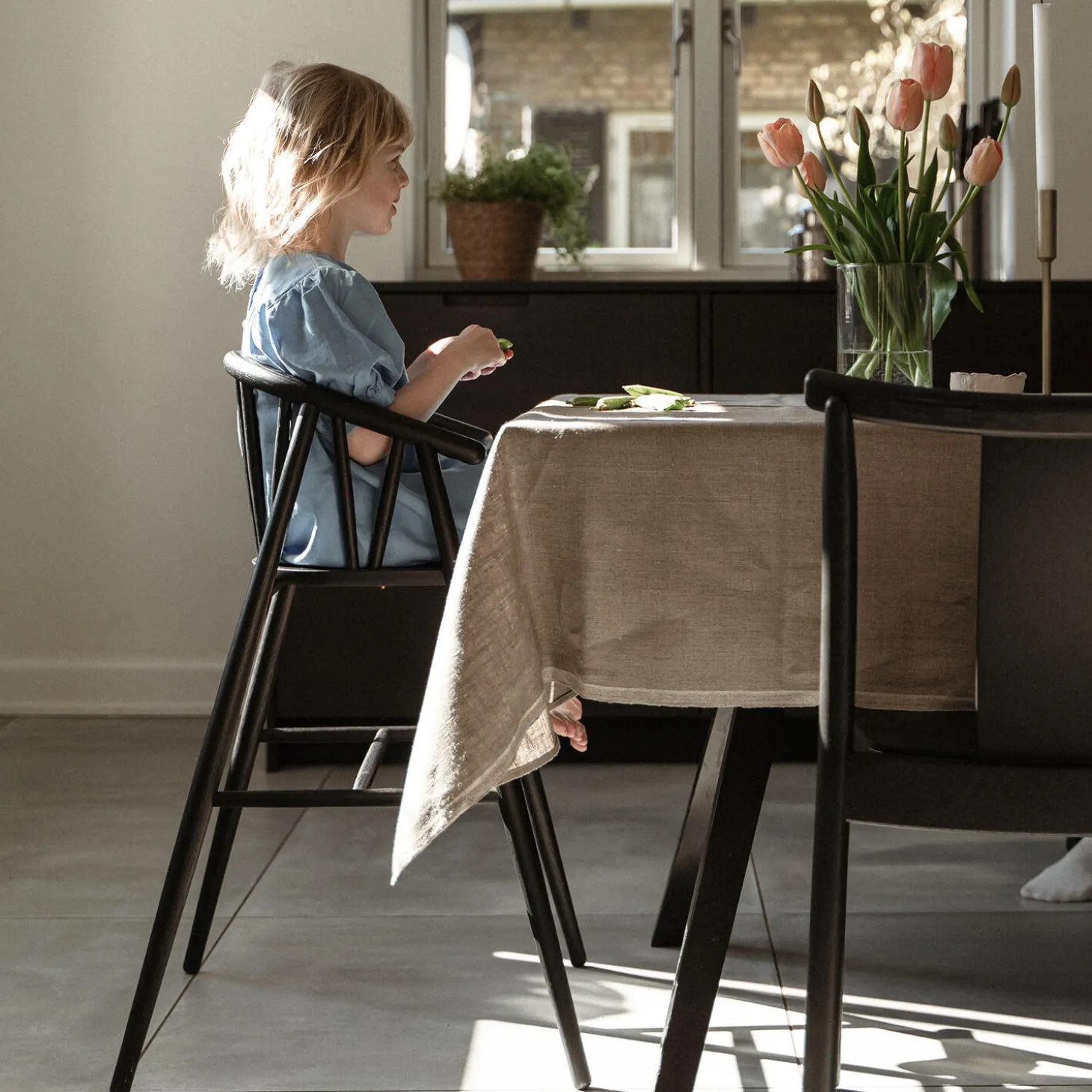 Saga højstol, sortlakeret eg