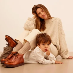 Snøresko med kontraststikninger, cognac