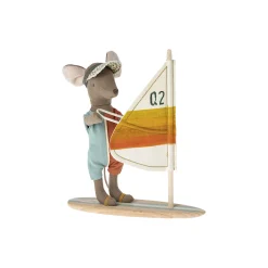 Storebror surfer strandmus