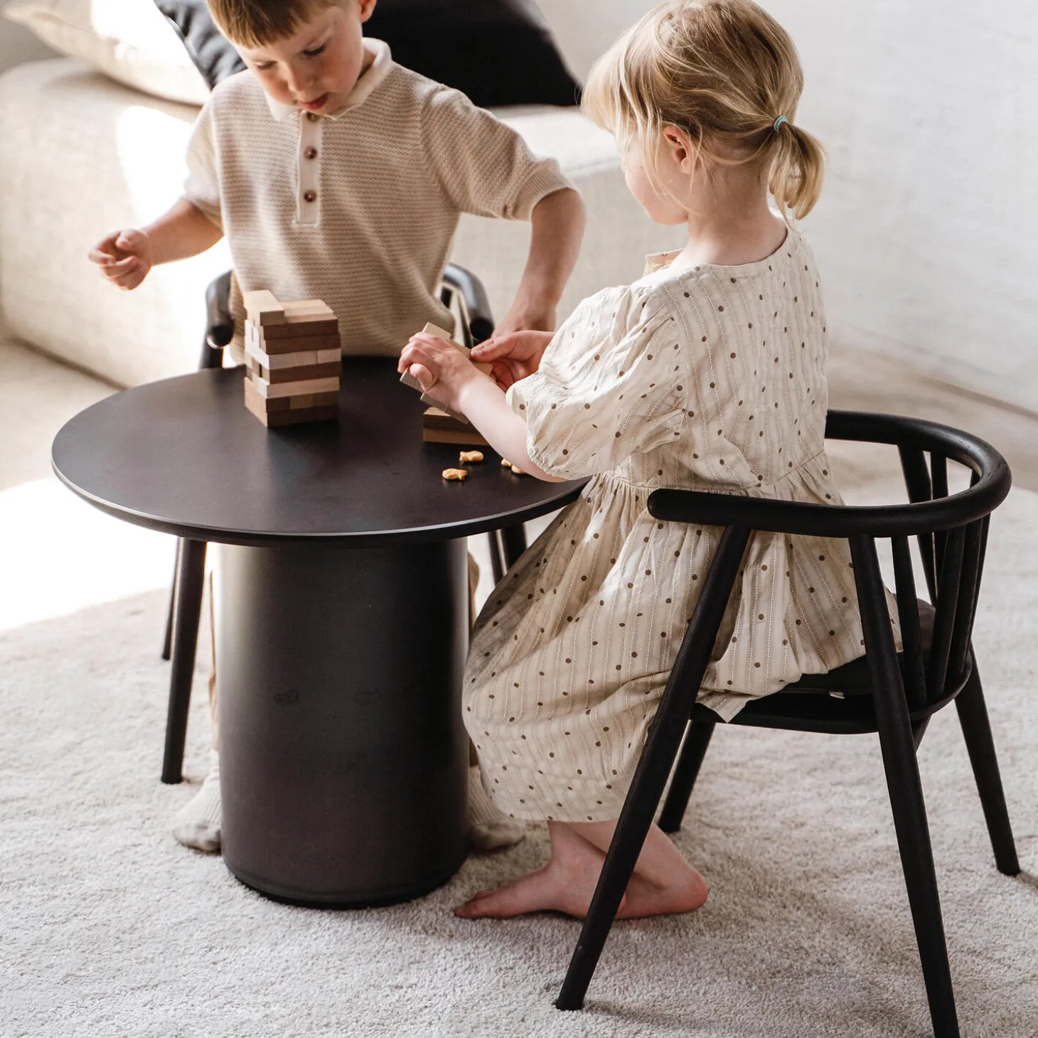 Storm børnestol, sortlakeret eg