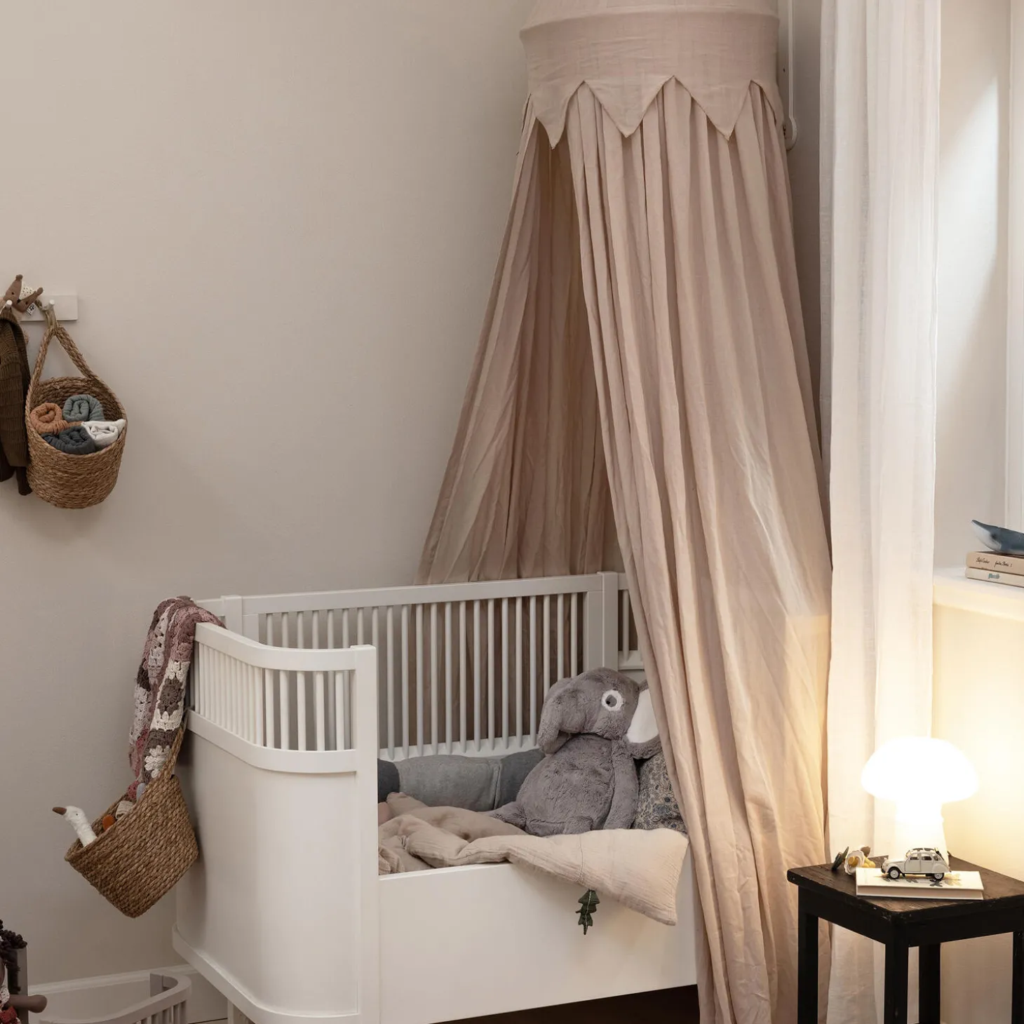 Vægmonteret sengehimmel-holder, classic white