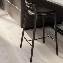 VIPP484 Cabin counterstol, mørk eg/sort