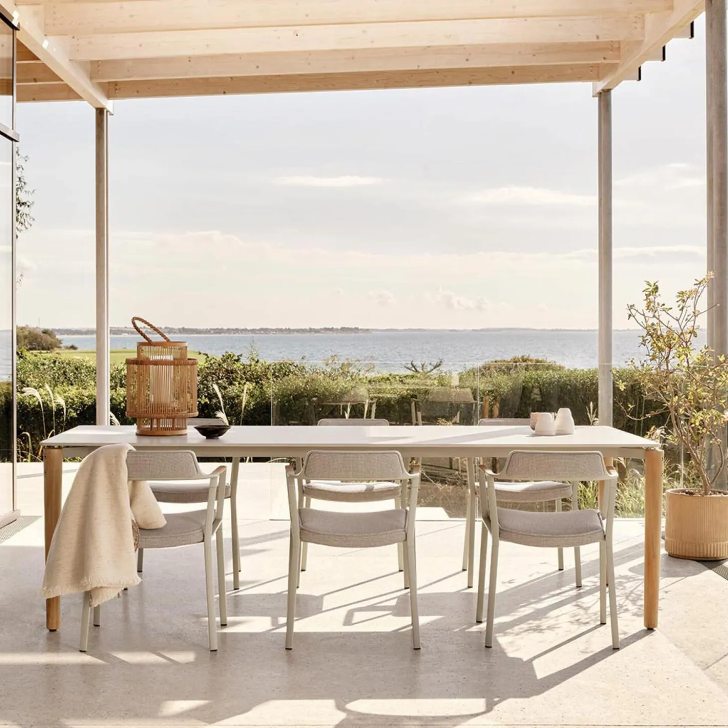 VIPP719 Open-Air Table, teak/light grey