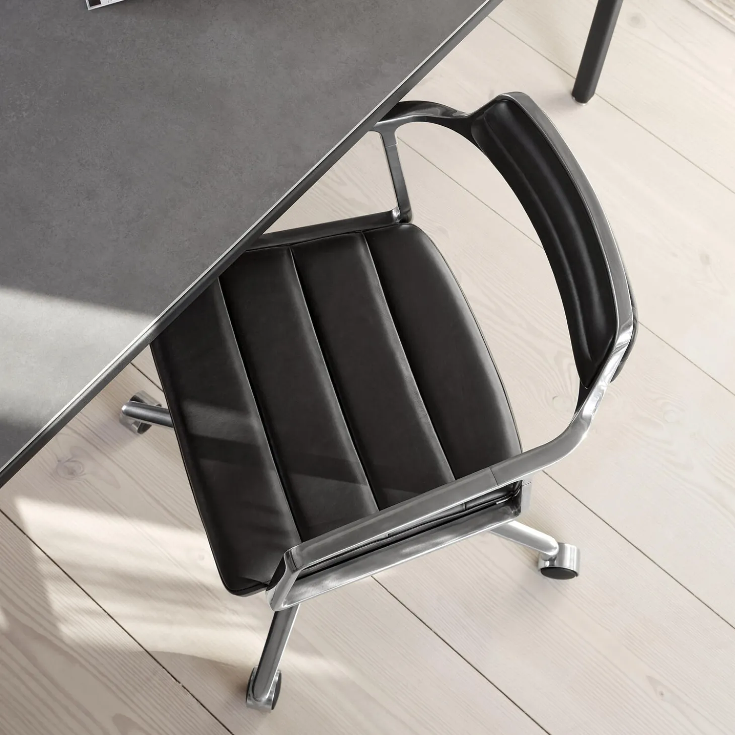 VIPP452 Swivel Chair with Castors, black/polished aluminium