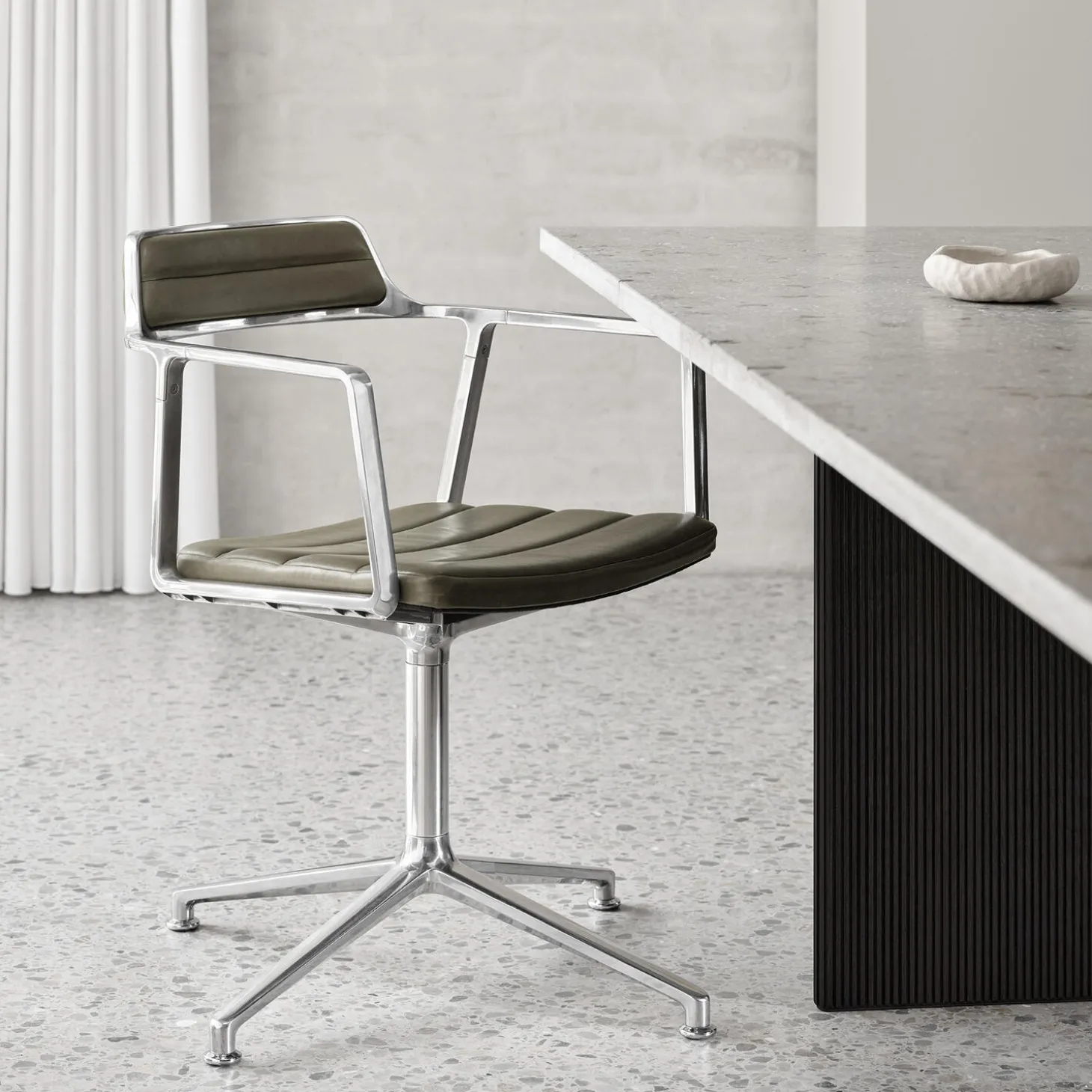 VIPP452 Swivel Chair with Gliders, bosco green/polished aluminium