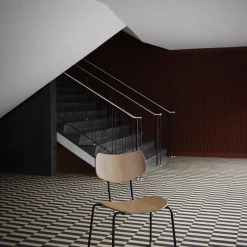 VLA26T Vega stol, lakeret eg med stel i pulverlakeret stål