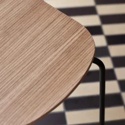 VLA26T Vega stol, lakeret eg med stel i pulverlakeret stål