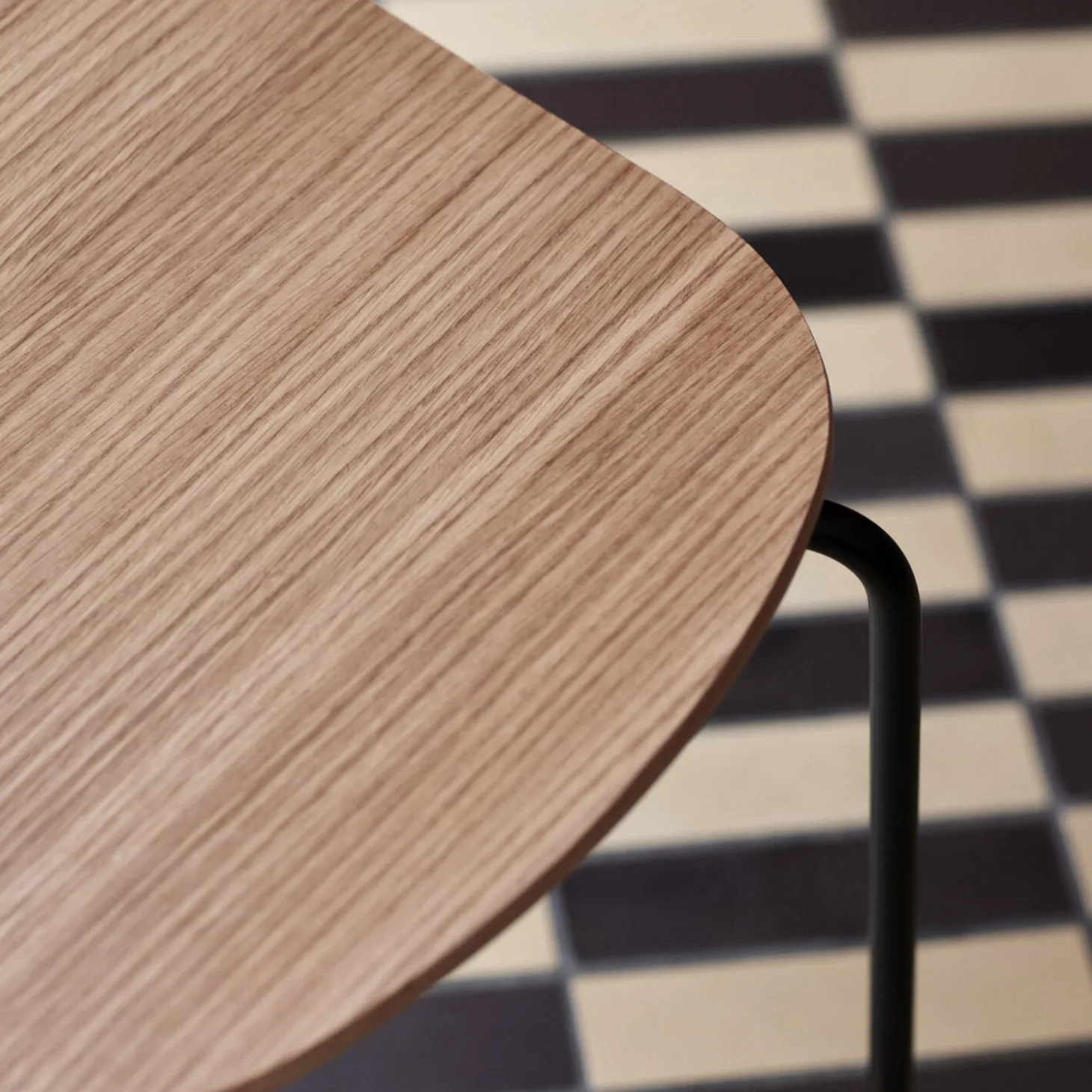 VLA26T Vega stol, lakeret eg med stel i pulverlakeret stål