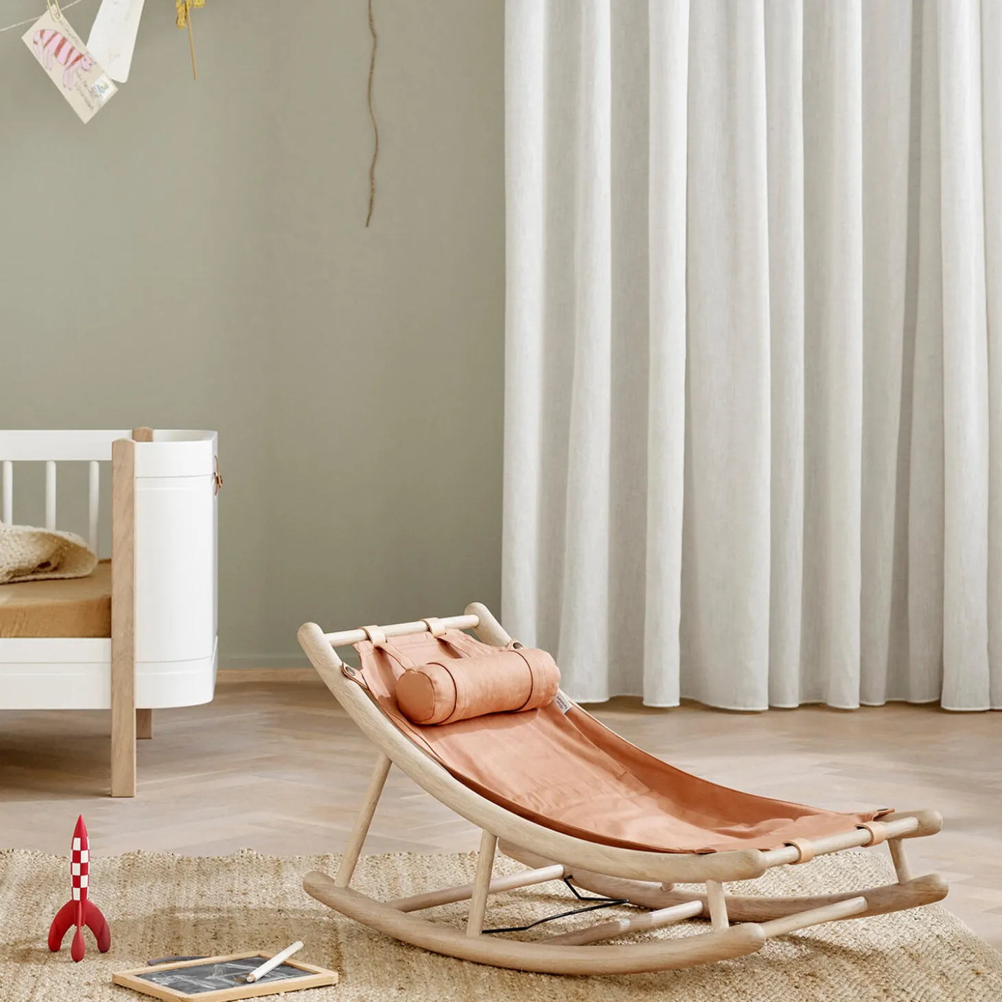 Wood junior vippestol, eg/karamel