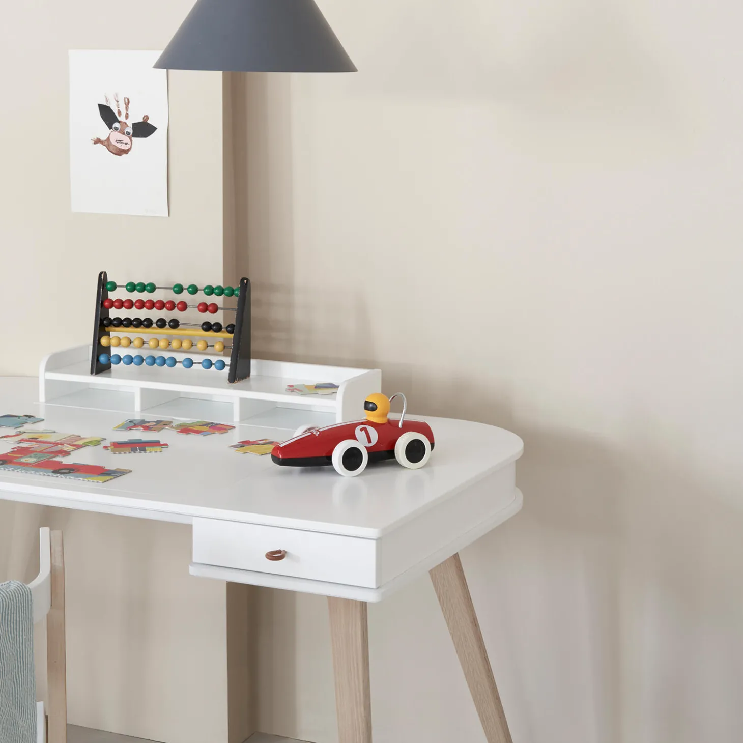 Wood skrivebord 66 cm & armstol sæt, hvid/eg